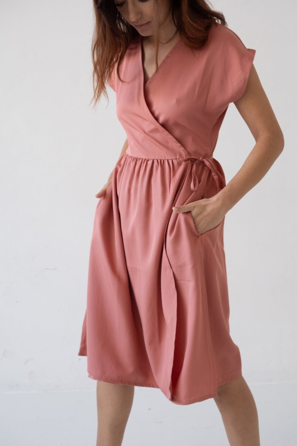 Vestido Hira midi cruzado Tencel rosa coral