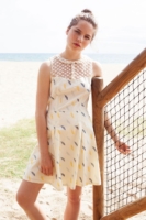 Vestido evasé Isadora de popelín con estampado plumas.