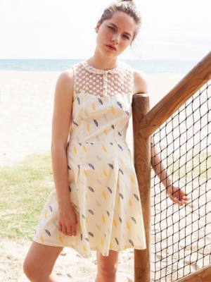 Vestido evasé Isadora de popelín con estampado plumas.
