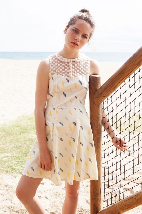 Vestido evasé Isadora de popelín con estampado plumas.