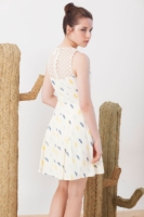 Vestido evasé Isadora de popelín con estampado plumas.