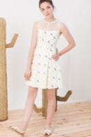 Vestido evasé Isadora de popelín con estampado plumas.