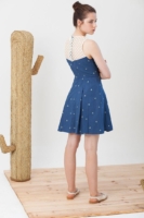 Vestido evasé Isadora de popelín azul estampado triángulos.
