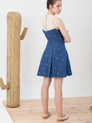Vestido evasé Isadora de popelín azul estampado triángulos.