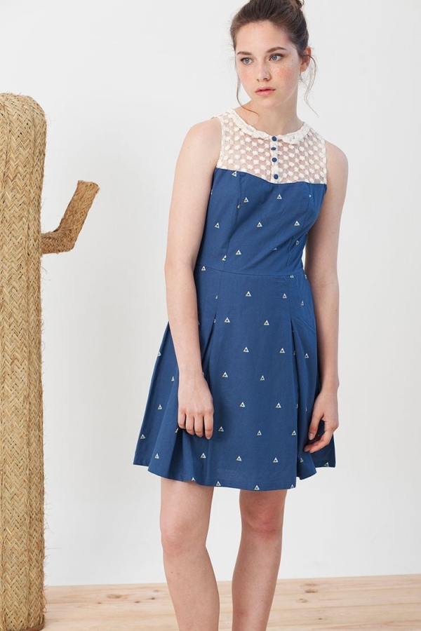 Vestido evasé Isadora de popelín azul estampado triángulos.