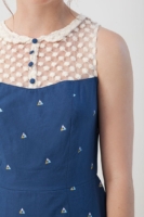 Vestido evasé Isadora de popelín azul estampado triángulos.