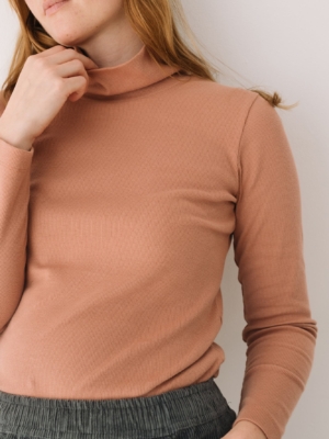 Camiseta canalé cuello alto algodón orgánico rosa