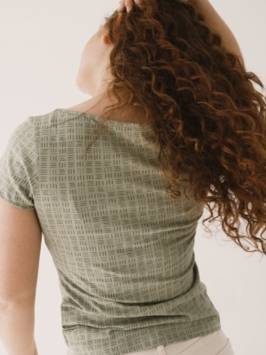 tiralahilacha-short-sleeved-t-shirt-in-green-wicker-2