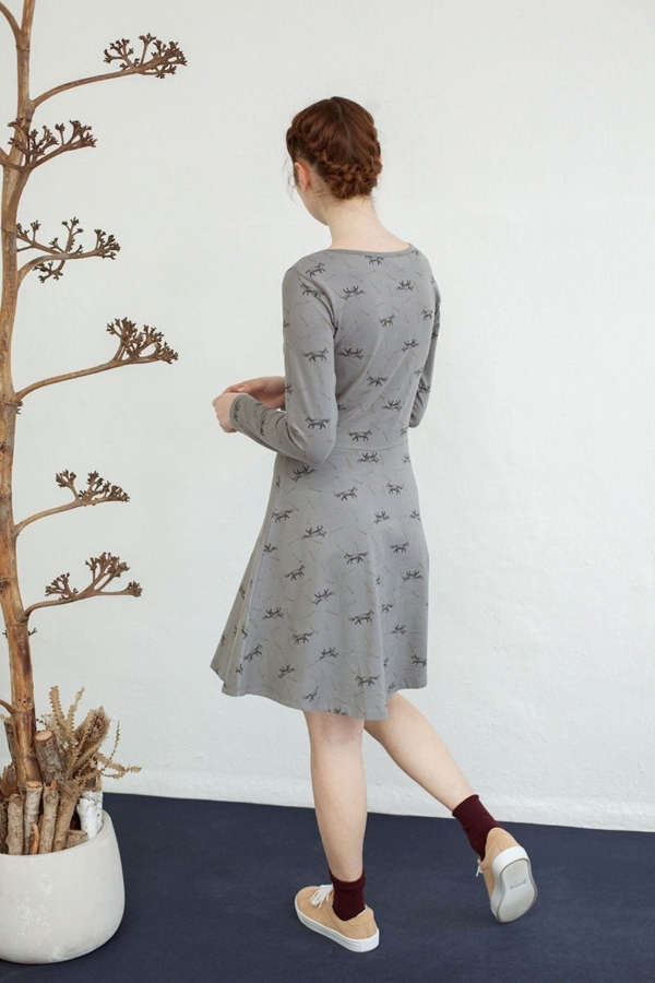 Vestido Nidia media capa gris con estampado zorros.