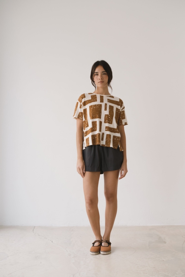 Camiseta fluida estampado marrón