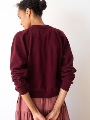 tiralahilacha-cashmere-and-merino-wool-buttoned-cardigan-in-burgundy-2