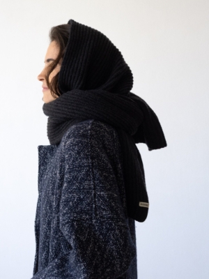 tiralahilacha-cashmere-and-merino-wool-ribbed-scarf-in-anthracite-grey-2