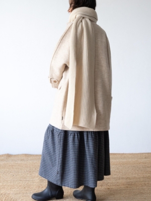 tiralahilacha-cashmere-and-merino-wool-ribbed-scarf-in-beige-2
