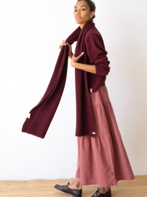 tiralahilacha-cashmere-and-merino-wool-ribbed-scarf-in-burgundy-2