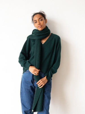 tiralahilacha-cashmere-and-merino-wool-ribbed-scarf-in-forest-green-2