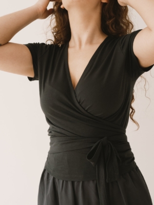 Camiseta Hagne cruzada Tencel negro