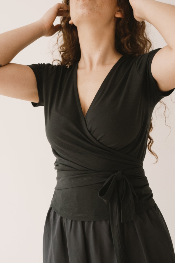 Camiseta Hagne cruzada Tencel negro