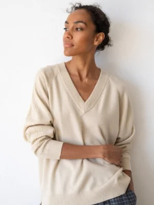 tiralahilacha-merino-and-cashmere-v-neck-sweater-in-beige-1