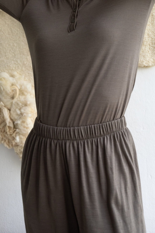 Pantalón ancho de lana merino verde salvia
