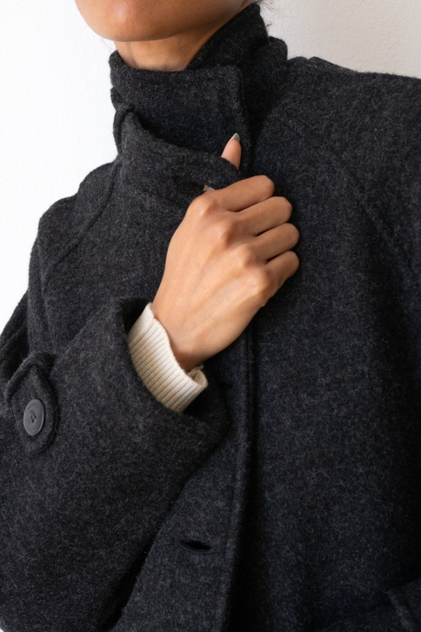 Abrigo cuello alto 100% lana merino gris antracita