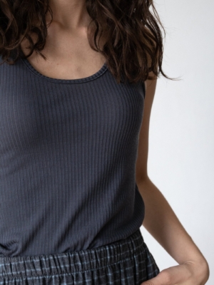 tiralahilacha-merino-wool-ribbed-top-in-blueberry-blue-2
