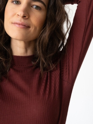 tiralahilacha-merino-wool-turtleneck-top-in-burgundy-2