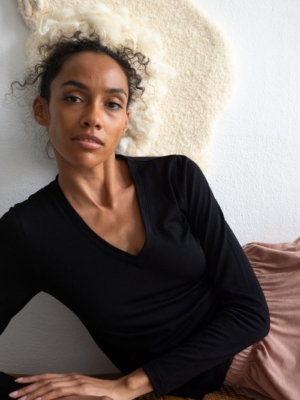 Top escote V de lana merino gris antracita