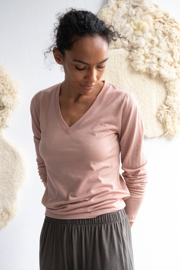 Top escote V de lana merino rosa empolvado