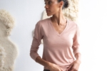 Top escote V de lana merino rosa empolvado