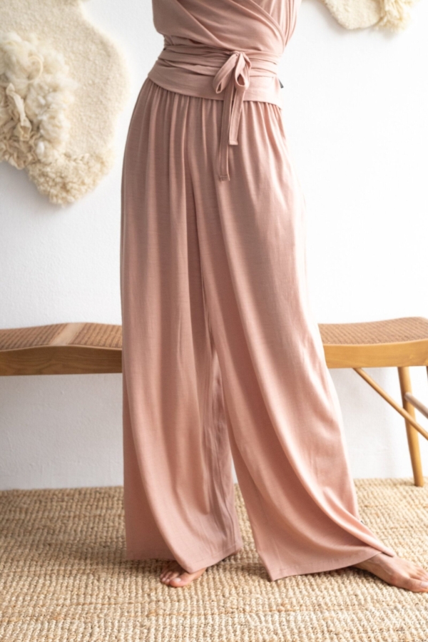 Pantalón ancho de lana merino rosa empolvado