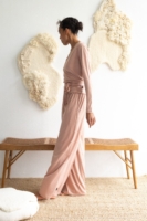 Pantalón ancho de lana merino rosa empolvado