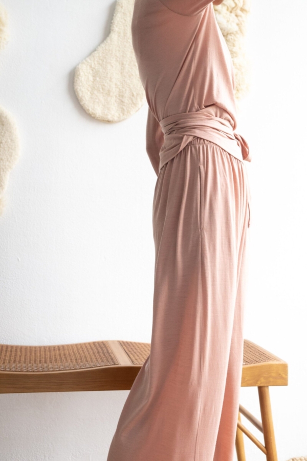 Pantalón ancho de lana merino rosa empolvado