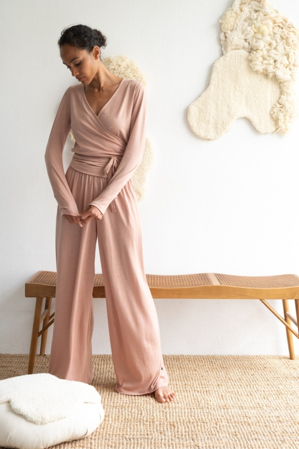 Pantalón ancho de lana merino rosa empolvado