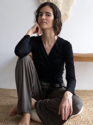 tiralahilacha-merino-wool-wrap-top-in-anthracite-grey-2