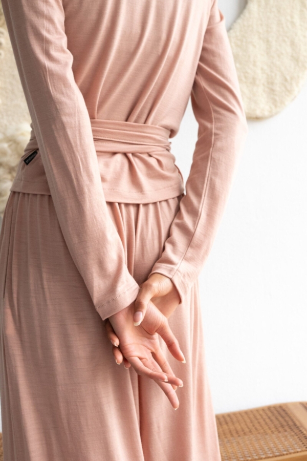 Top cruzado de lana merino rosa empolvado