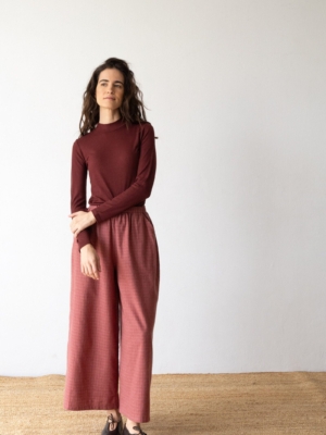 Pantalón ancho de algodón orgánico granate grosella