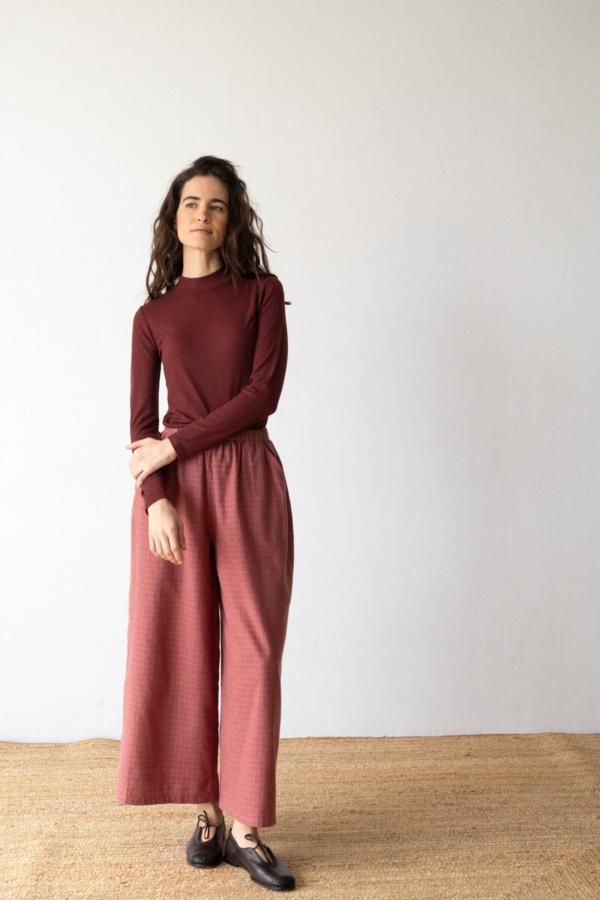Pantalón ancho de algodón orgánico granate grosella
