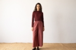 Pantalón ancho de algodón orgánico granate grosella