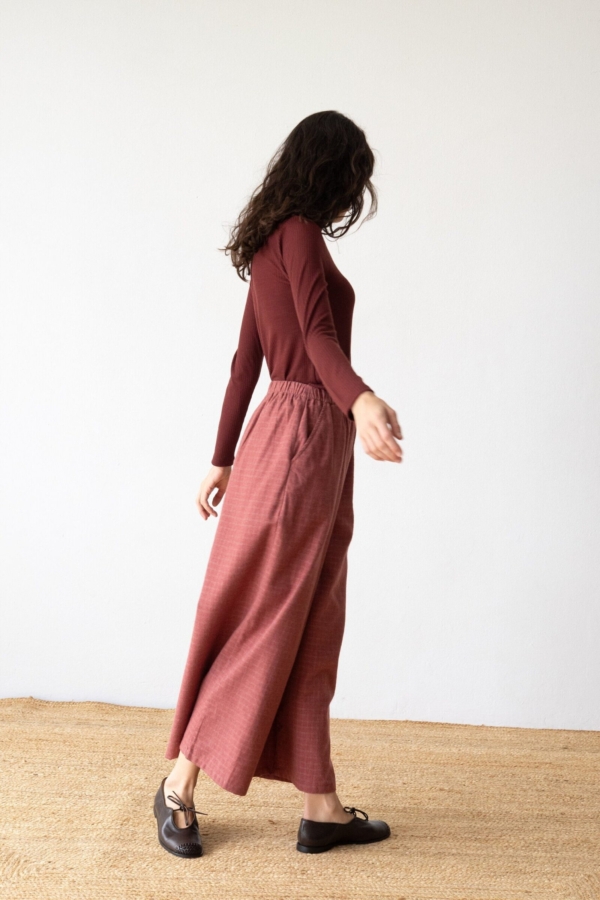 Pantalón ancho de algodón orgánico granate grosella