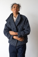 Chaqueta corta cruzada de lana y algodón orgánico azul arándano