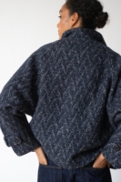 Chaqueta corta cruzada de lana y algodón orgánico azul arándano
