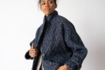 Chaqueta corta cruzada de lana y algodón orgánico azul arándano