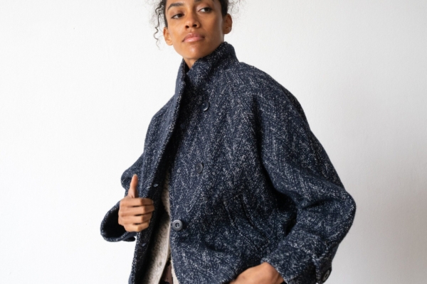 Chaqueta corta cruzada de lana y algodón orgánico azul arándano