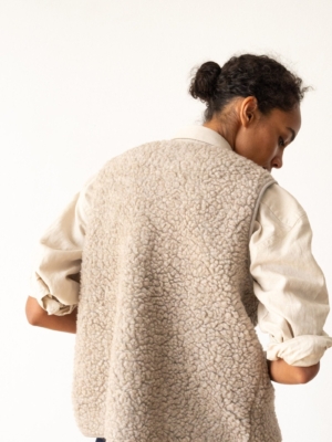 tiralahilacha-wool-and-organic-cotton-vest-in-beige-2